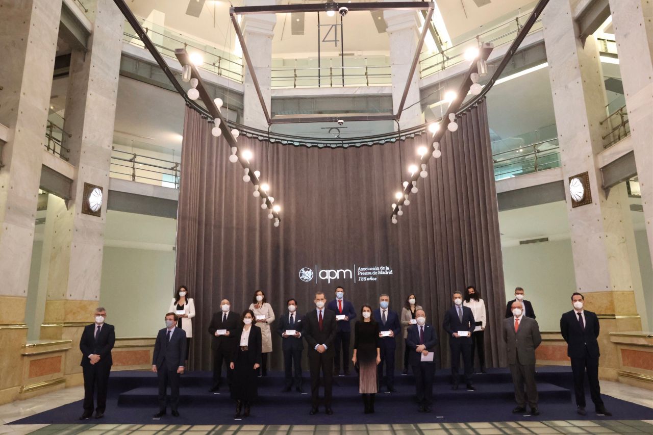 Los Reyes, junto a los premiados en la 82 edición de los Premios APM en el Palacio de Cibeles