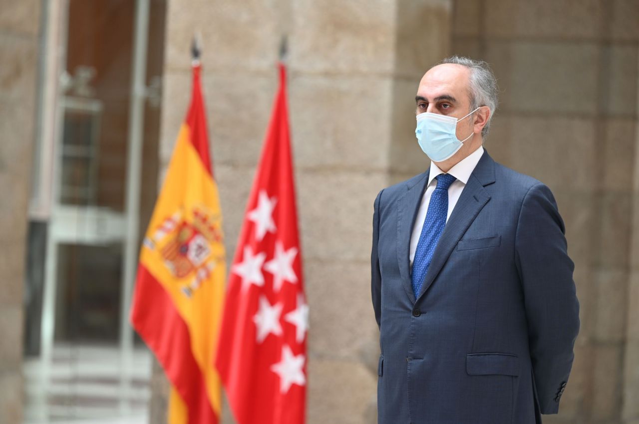 El presidente de Alsa, Jorge Cosmen, en la sede de la Comunidad de Madrid en la presentación del primer autobús de hidrógeno que se pondrán en circulación en España