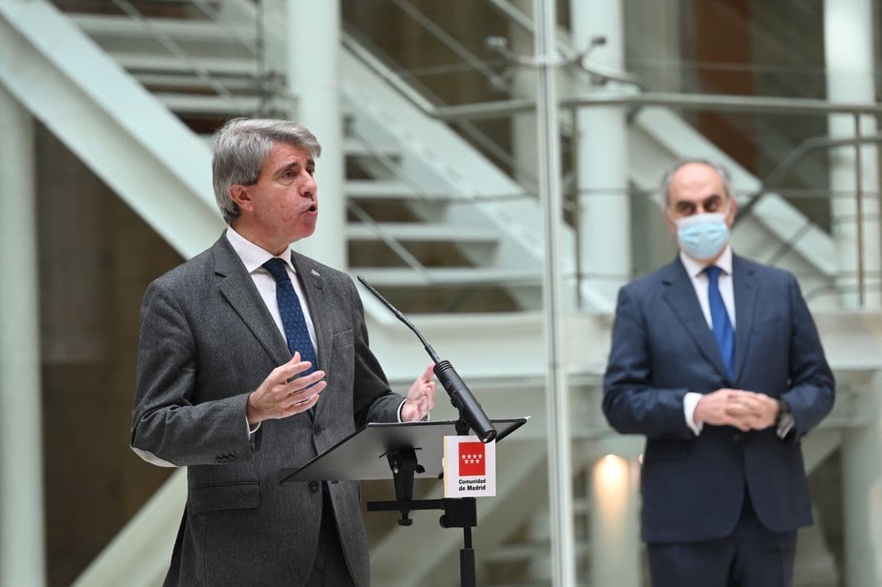 Ángel Garrido, Consejero de Infraestructuras, Transportes y Movilidad de la Comunidad de Madrid, durante la presentación del primer autobús de hidrógeno que se pone en circulación, a modo de prueba, en España
