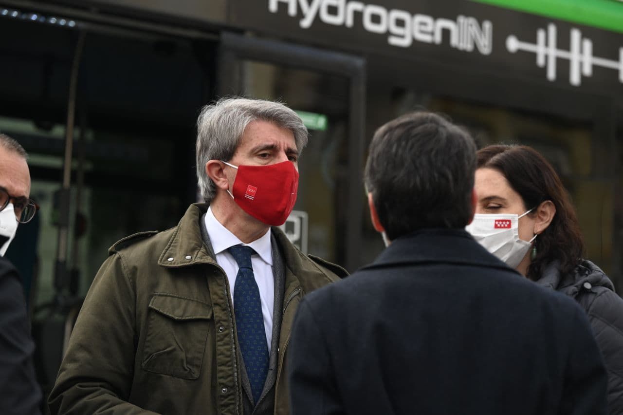 El consejero de Transportes, Movilidad e Infraestructuras de la Comunidad de Madrid, Ángel Garrido, en la presentación del primer autobús de hidrógeno que se pone en circulación, a modo de prueba, en España