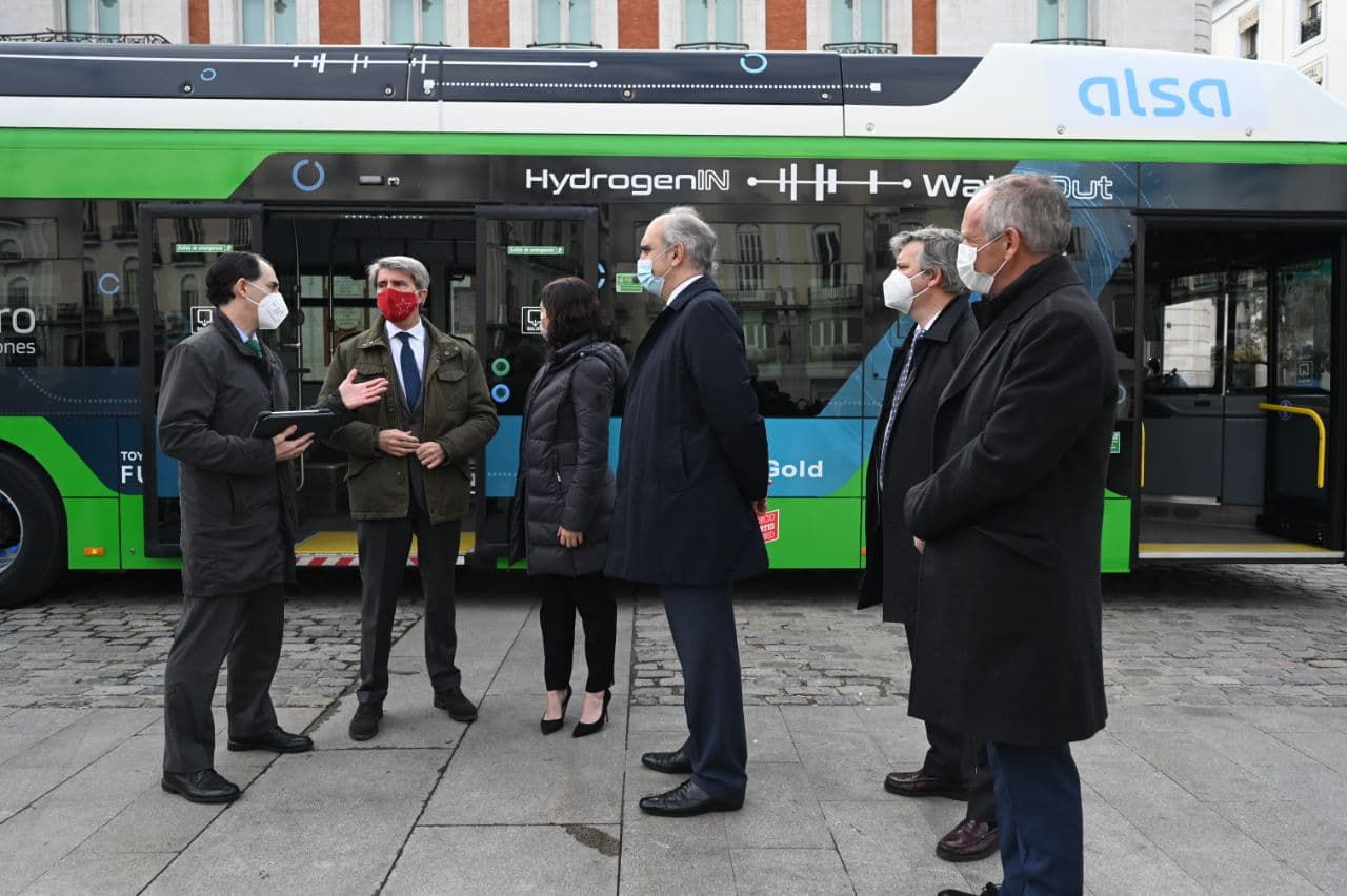 La presidenta de la Comunidad de Madrid, Isabel Díaz Ayuso, y el consejero de Transportes, Movilidad e Infraestructuras de la Comunidad de Madrid, Ángel Garrido, en la presentación del primer autobús de hidrógeno que se pone en circulación, a modo de prueba, en España