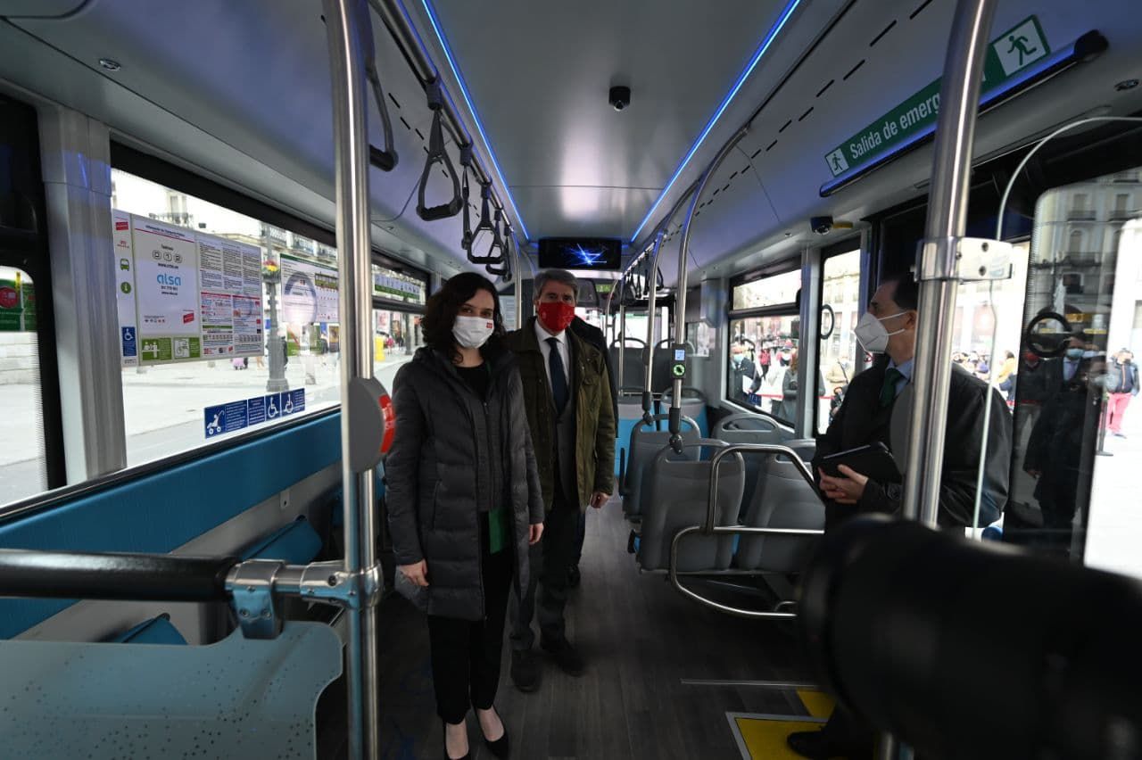 La presidenta de la Comunidad de Madrid, Isabel Díaz Ayuso, y el consejero de Transportes, Movilidad e Infraestructuras de la Comunidad de Madrid, Ángel Garrido, en la presentación del primer autobús de hidrógeno que se pone en circulación, a modo de prueba, en España