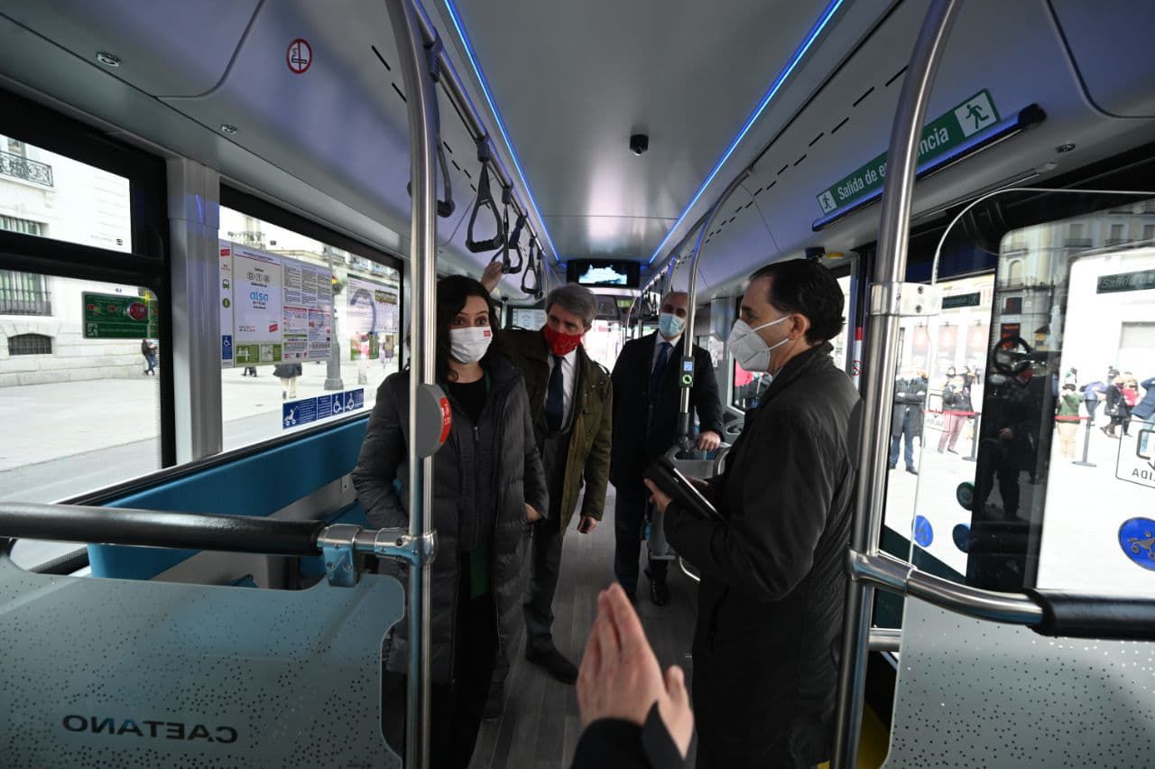 La presidenta de la Comunidad de Madrid, Isabel Díaz Ayuso, y el consejero de Transportes, Movilidad e Infraestructuras de la Comunidad de Madrid, Ángel Garrido, en la presentación del primer autobús de hidrógeno que se pone en circulación, a modo de prueba, en España