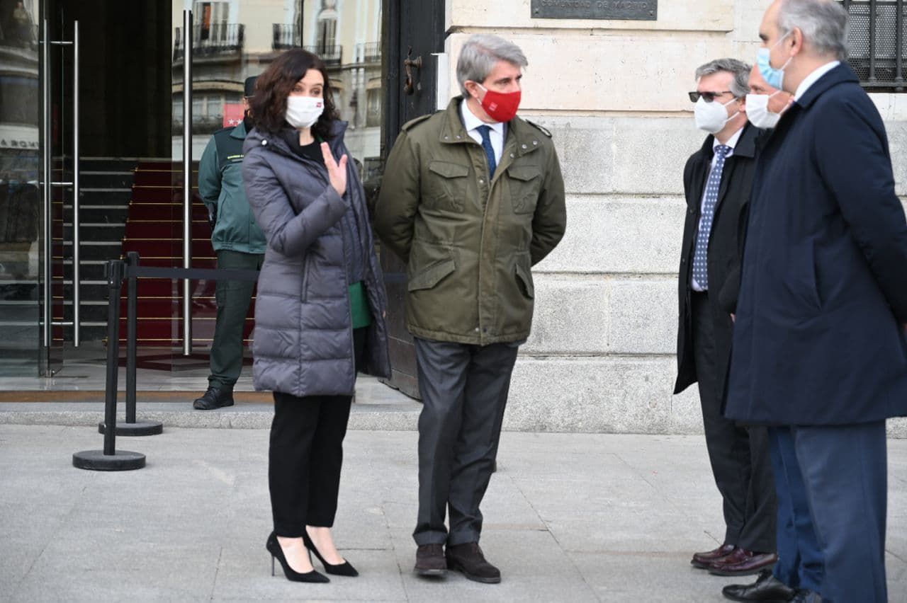 La presidenta de la Comunidad de Madrid, Isabel Díaz Ayuso, y el consejero de Transportes, Movilidad e Infraestructuras de la Comunidad de Madrid, Ángel Garrido, en la presentación del primer autobús de hidrógeno que se pone en circulación, a modo de prueba, en España