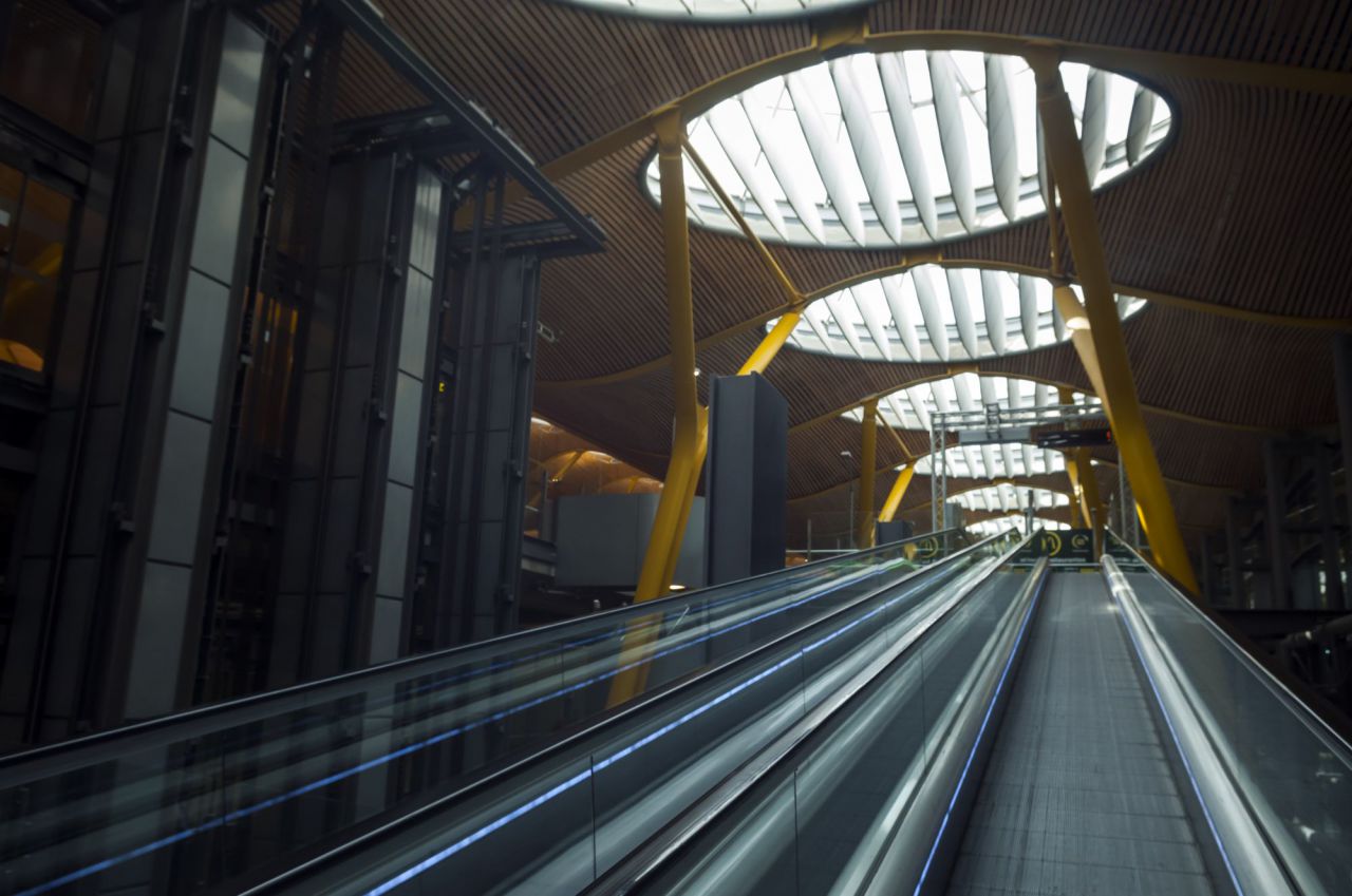 Estado de vacío total en el Aeropuerto Madrid Barajas con contados vuelos de pasajeros