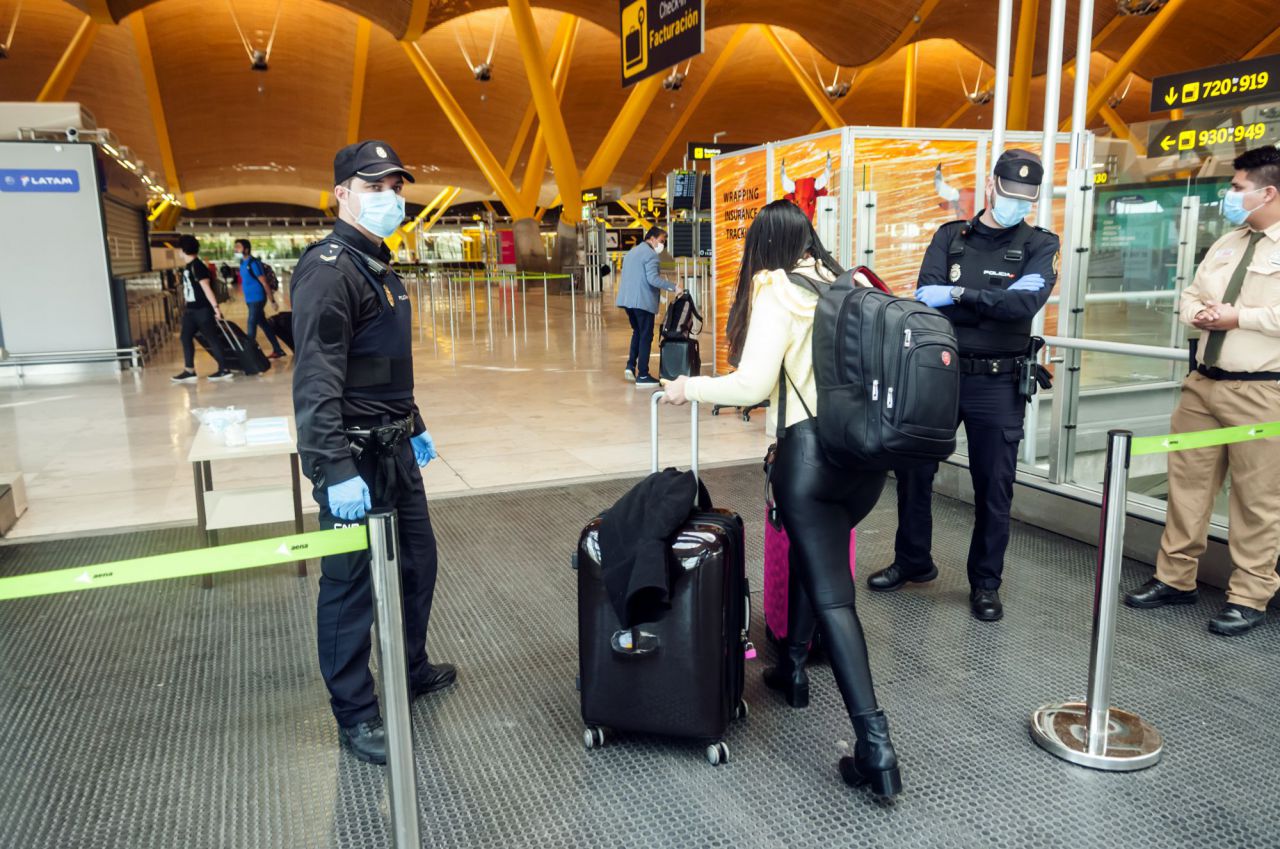 Estado de vacío total en el Aeropuerto Madrid Barajas con contados vuelos de pasajeros. Accesos controlados por Policía Nacional