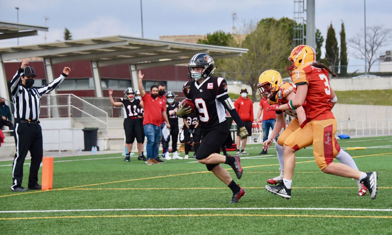 Partido que enfrenta a Black Demons (negros) vs Oso Rivas (amarillo rojo)