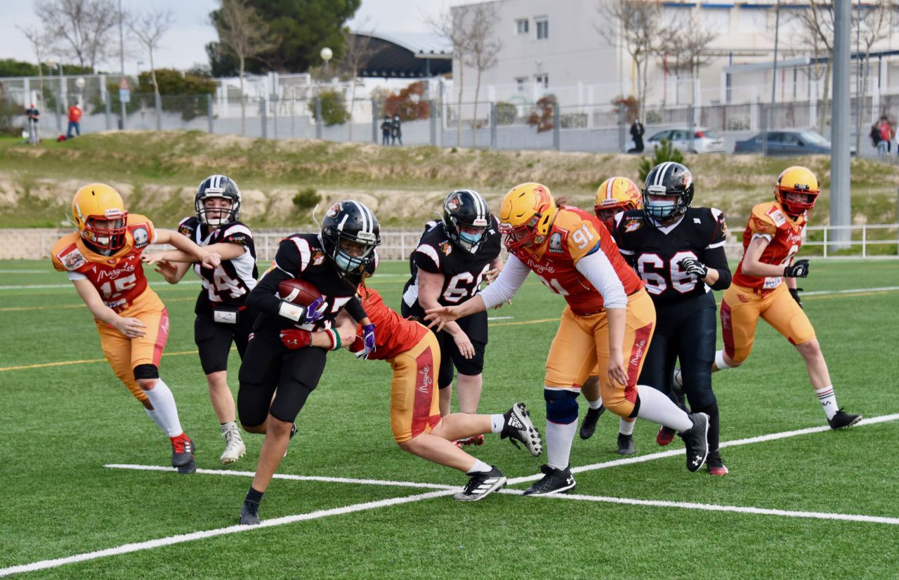 Partido que enfrenta a Black Demons (negros) vs Oso Rivas (amarillo rojo)