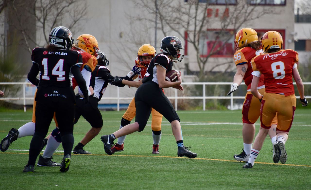 Partido que enfrenta a Black Demons (negros) vs Oso Rivas (amarillo rojo)
