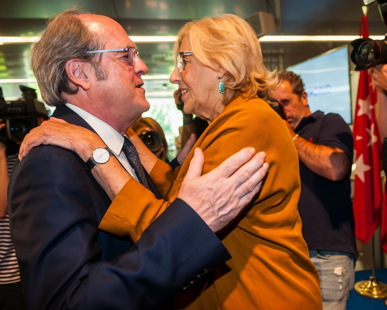 Ángel Gabilondo saluda a Manuela Carmena en las Medallas de Oro