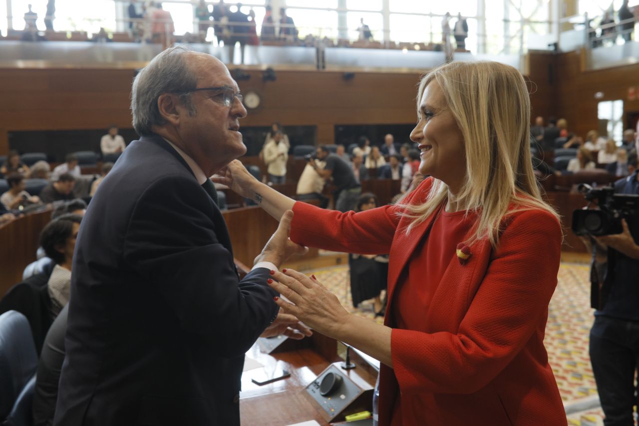 Crsitina Cifuentes saluda a Ángel Gabilondo.