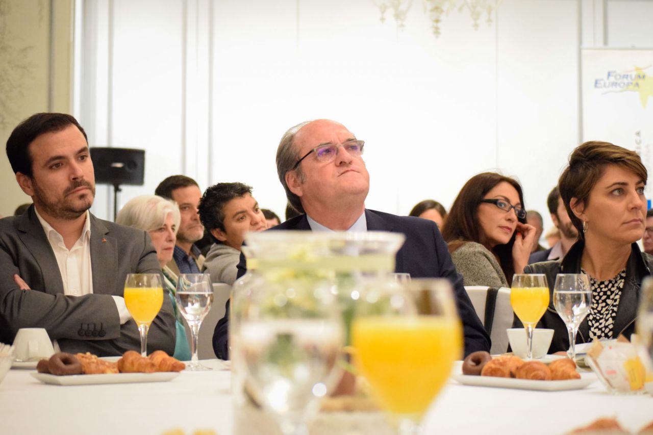 Garzón, Gabilondo y Ruiz-Huerta compartiendo mesa en los desayunos