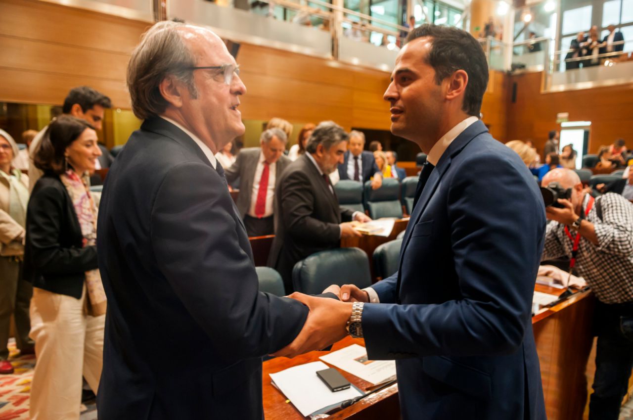 Ignacio Aguado y Ángel Gabilondo se saludan en el pleno de investidura de la Asamblea de Madrid