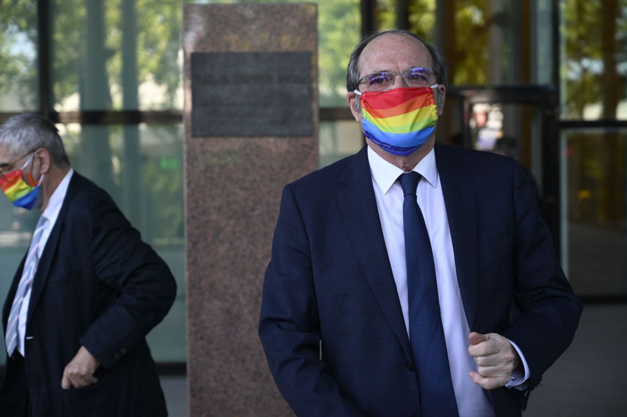 El Grupo Parlamentario Socialista posa con una mascarilla con la bandera LGTBIQ en la Asamblea de Madrid