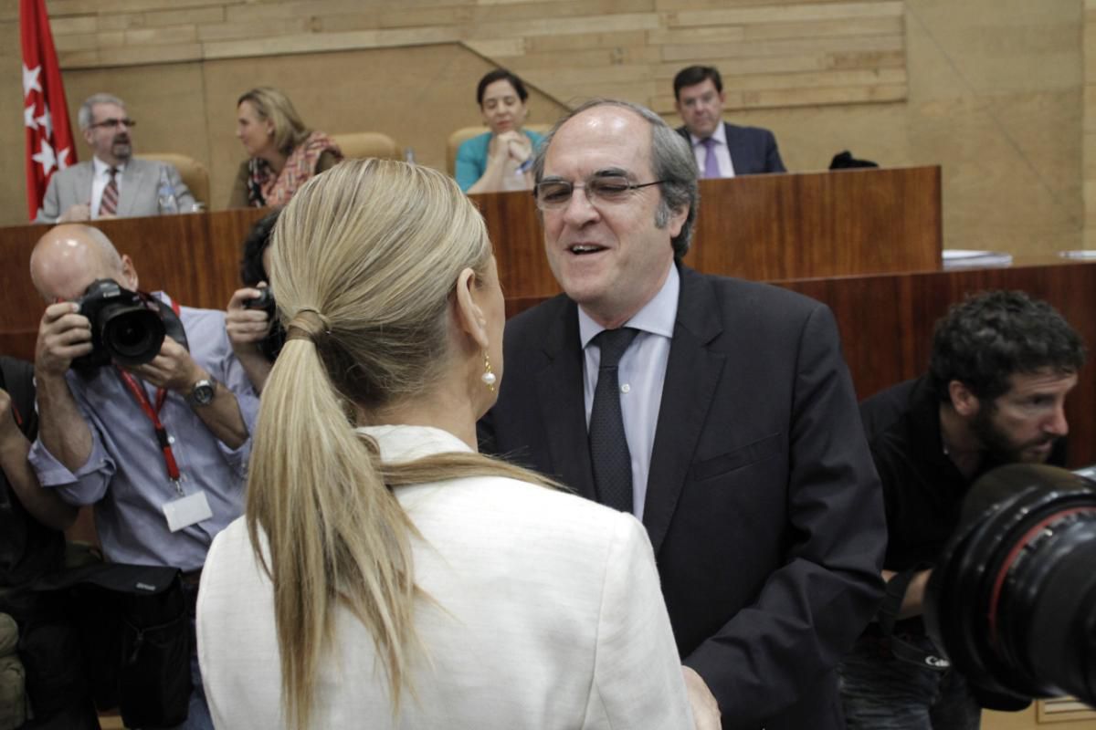 Cristina Cifuentes, presidenta de la Comunidad de Madrid y Ángel Gabilondo, portavoz del PSOE en la Asamblea de Madrid, durante la sesión de investidura