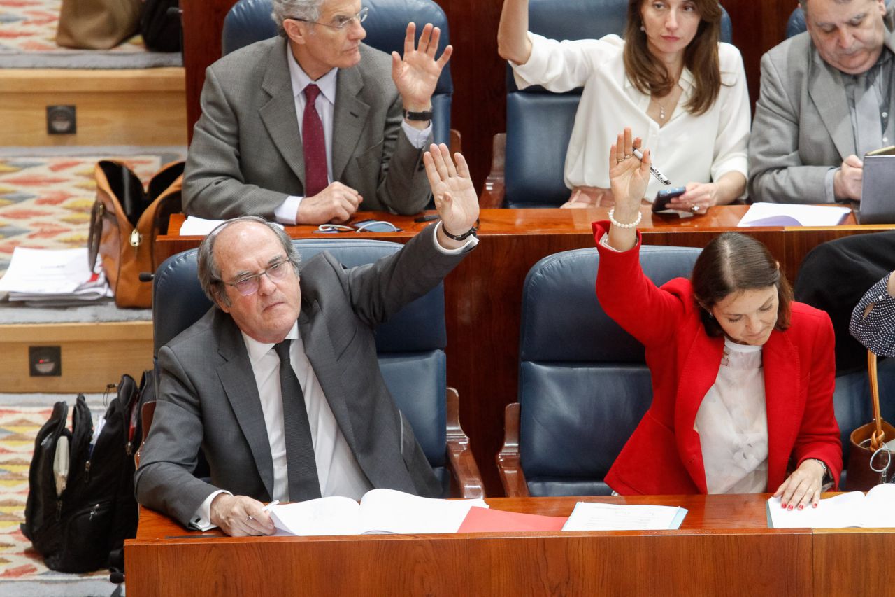 Ángel Gabilondo votando una de las enmiendas a los presupuestos.