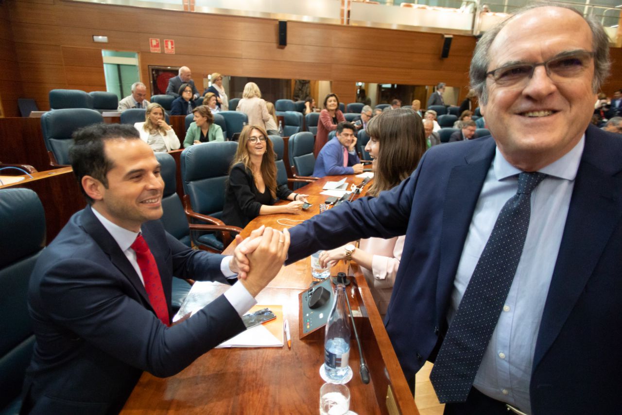 Ángel Gabilondo saluda a Ignacio Aguado.
