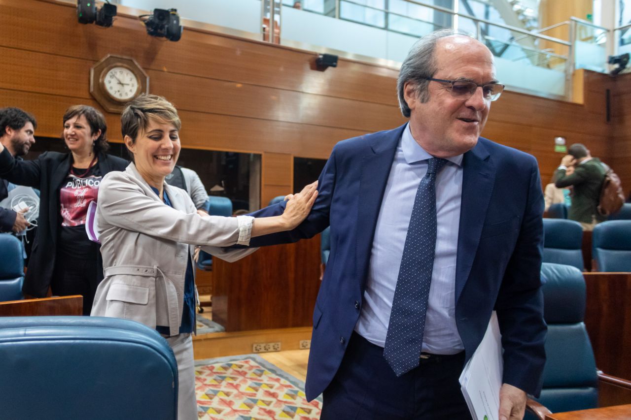 Ángel Gabilondo saluda a Lorena Ruiz-Huerta.