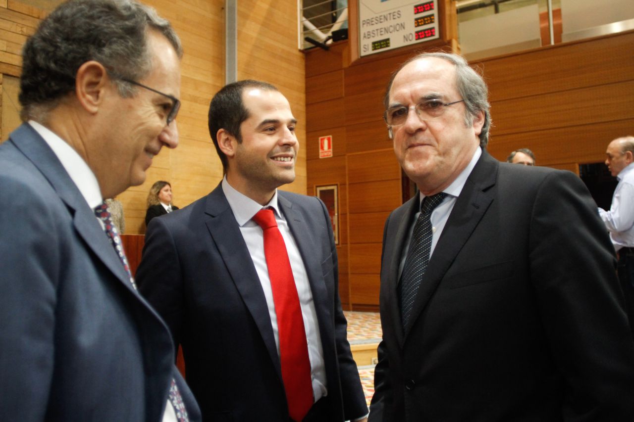 Enrique Ossorio, Aguado y Gabilondo charlan antes del comienzo del pleno.