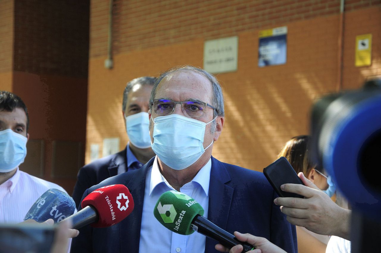 Angel Gabilondo, portavoz del PSOE, junto a la alcaldesa de Alcorcón, Natalia de Andrés, visitan el CEIP Parque Lisboa 