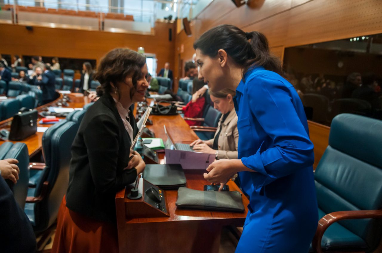 Rocío Monasterio e Isabel Díaz Ayuso en el Pleno de la Asamblea de Madrid