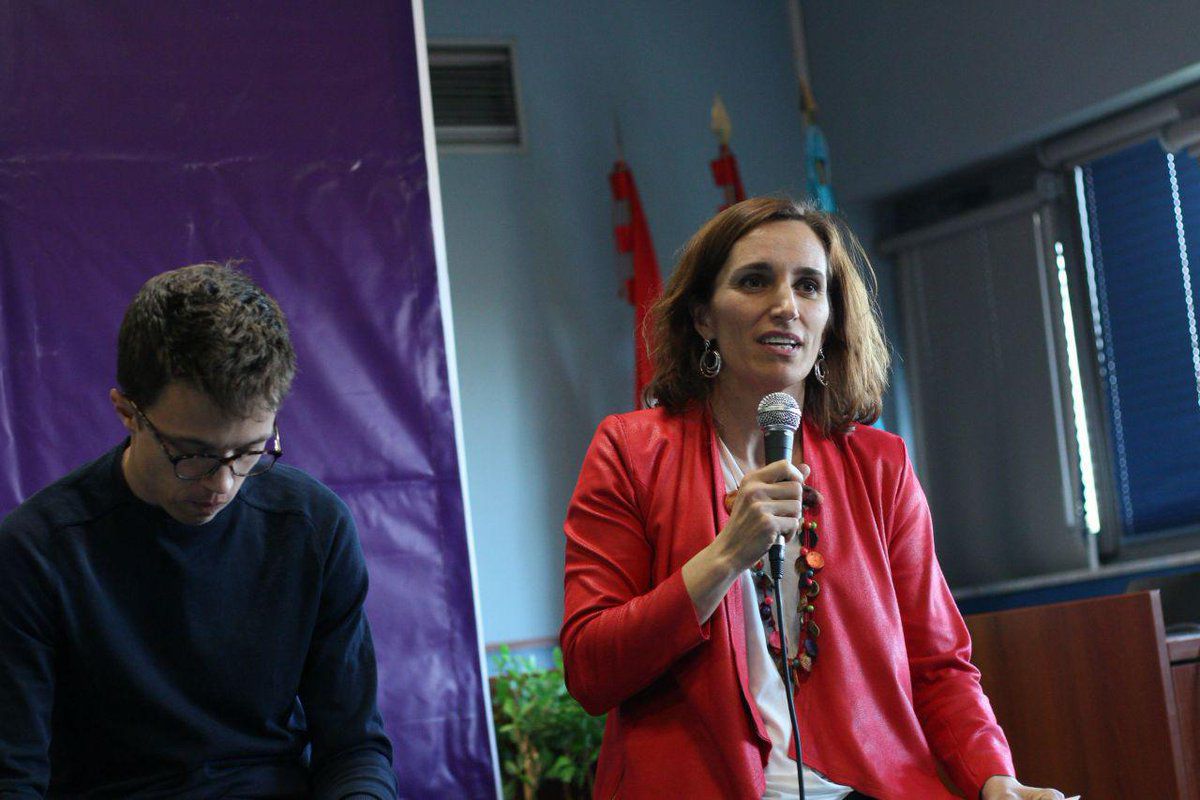 Mónica García, presidenta del Grupo Parlamentario de Podemos en la Asamblea, junto a Íñigo Errejón.