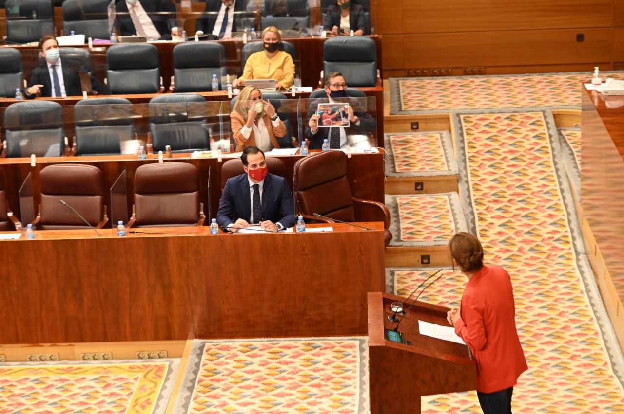 Bronca en la Asamblea de Madrid entre Mónica García (Más Madrid) y Alfonso Serrano (PP)