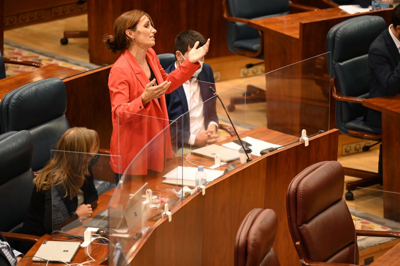 Bronca en la Asamblea de Madrid entre Mónica García (Más Madrid) y Alfonso Serrano (PP)