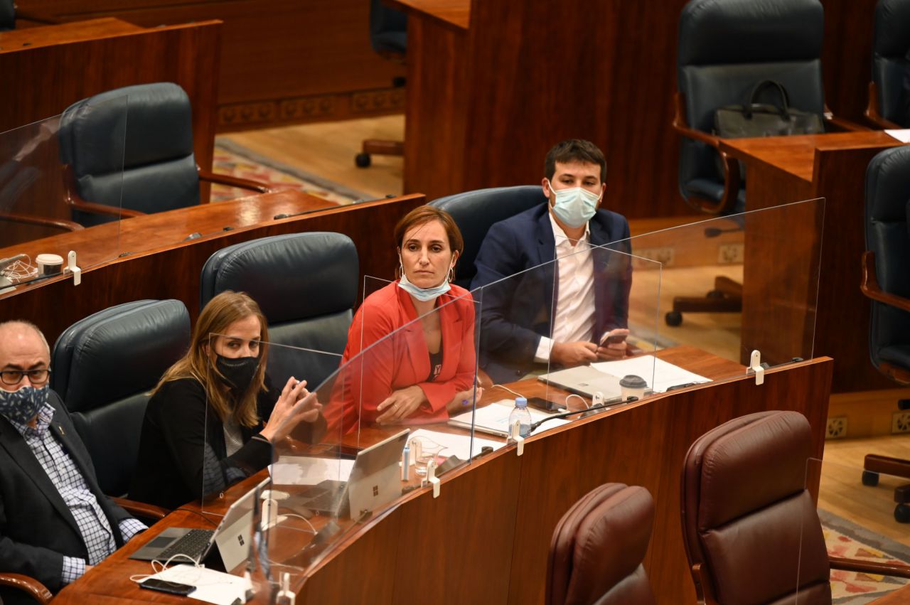 Bronca en la Asamblea de Madrid entre Mónica García (Más Madrid) y Alfonso Serrano (PP)
