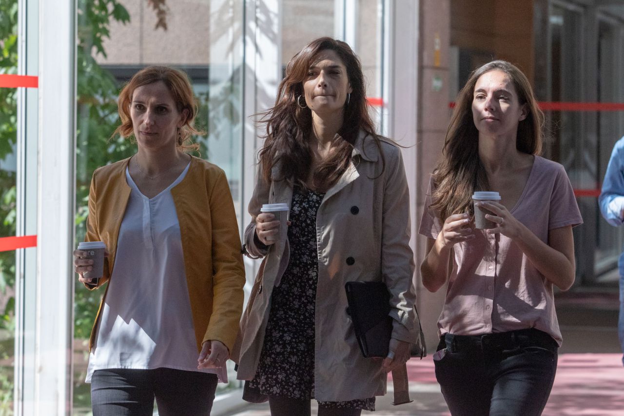 En la imagen, Mónica García, presidenta del grupo parlamentario de Podemos, Clara Serra, nueva portavoz parlamentaria, y Raquel Huerta.