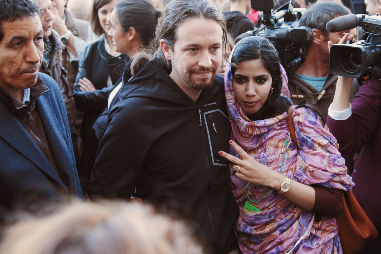 Pablo Iglesias junto a mujeres del Sahara en el Ayuntamiento para apoyar a los franceses