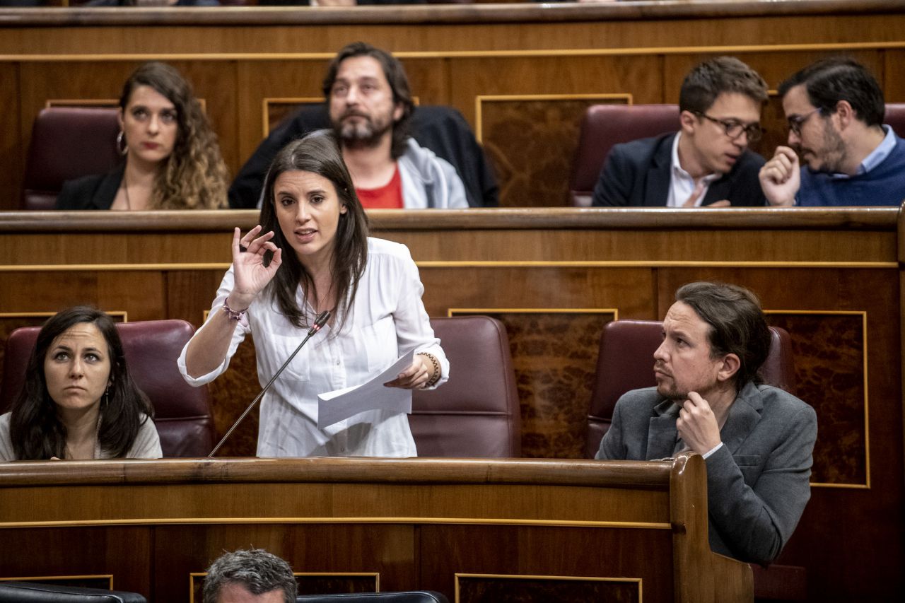 Pablo Iglesias mira a Irene Montero en una reciente sesión de control al Gobierno en el Congreso