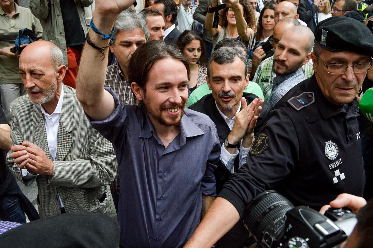 Pablo Iglesias celebrando a la salida del ayuntamiento tras la investidura de Manuela Carmena como alcaldesa de Madrid.