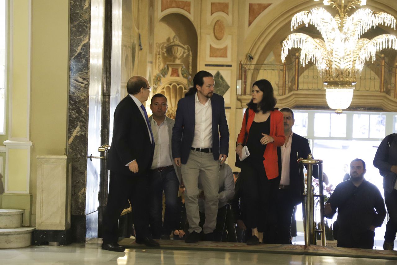 La candidata de UP-IU Madrid en Pie a la Presidencia de la Comunidad de Madrid, Isa Serra, en el desayuno informativo de la tribuna Fórum Europa presentado por el secretario general de Podemos Pablo Iglesias.