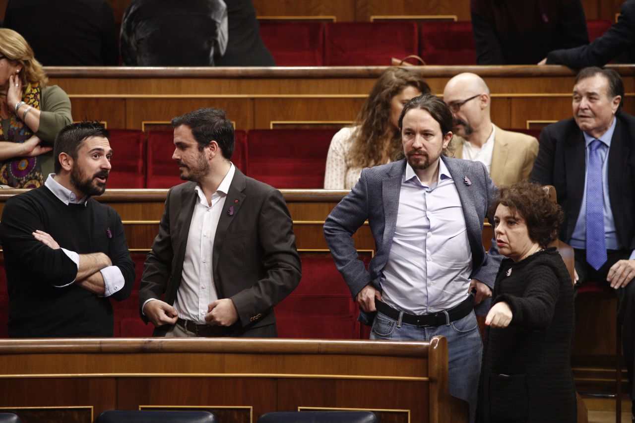 El secretario general de Podemos en la Comunidad de Madrid, Ramón Espinar, junto al líder de Izquierda Unida, Alberto Garzón, y a Pablo Iglesias