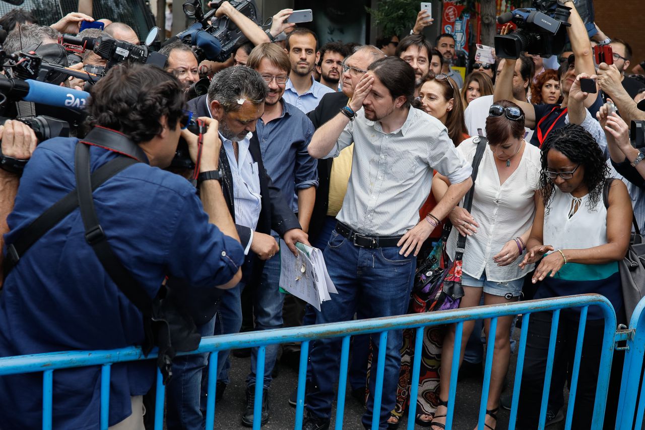 Huevazo a Pablo Iglesias en la manifestación de los taxistas en Neptuno.