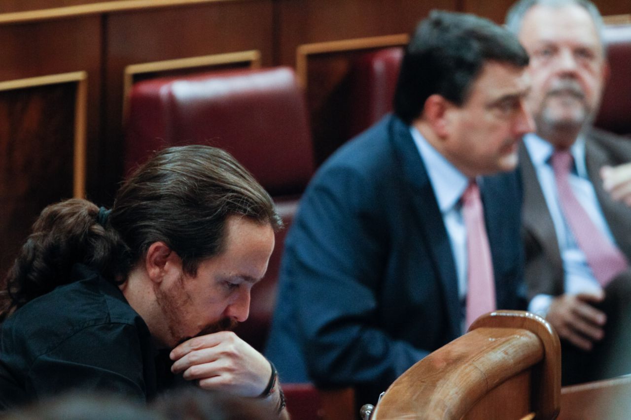 En primer término, Pablo Iglesias, al fondo, el diputado del PNV, Aitor Esteban.