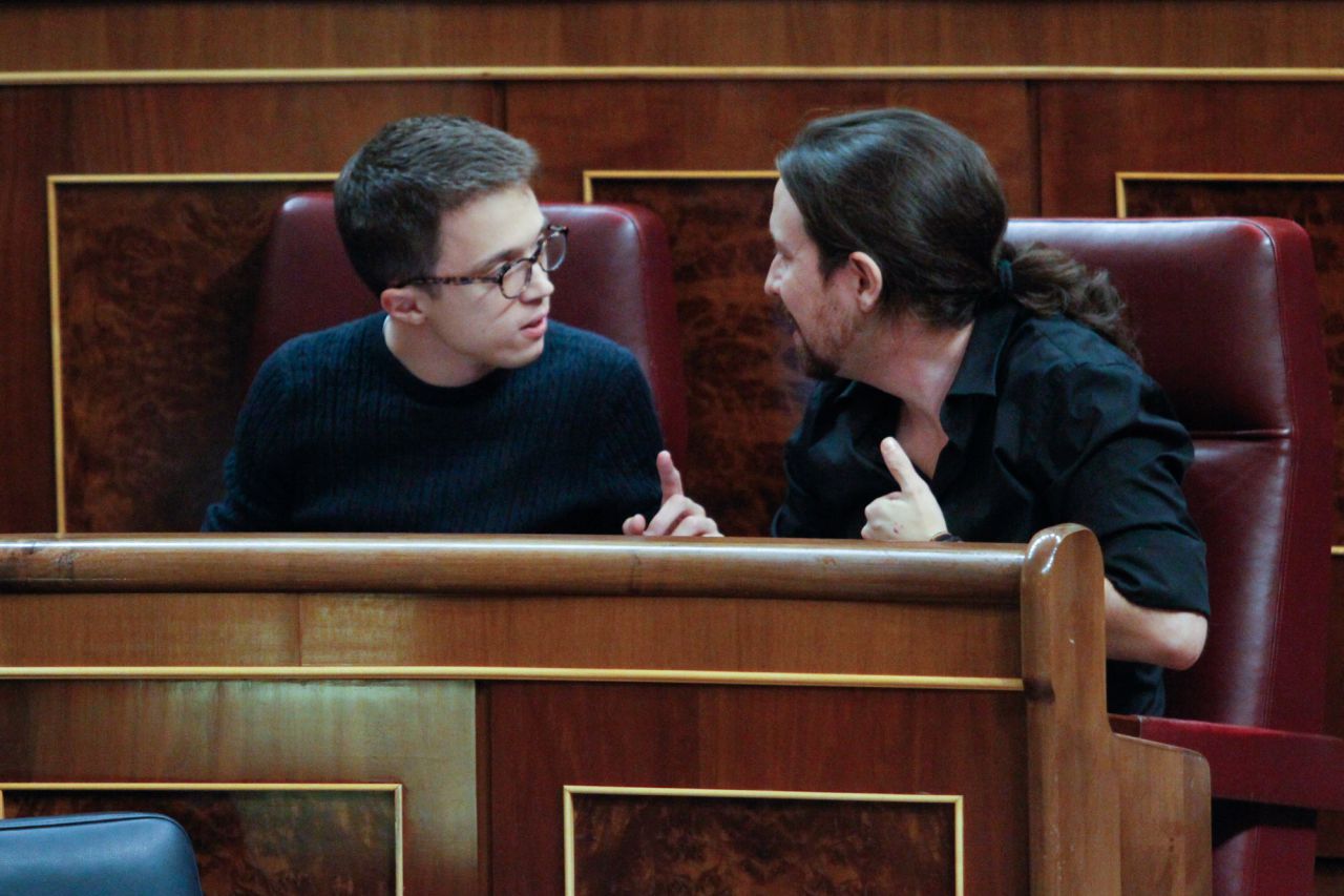 Íñigo Errejón junto a Pablo Iglesias en el pleno del Congreso de los Diputados.