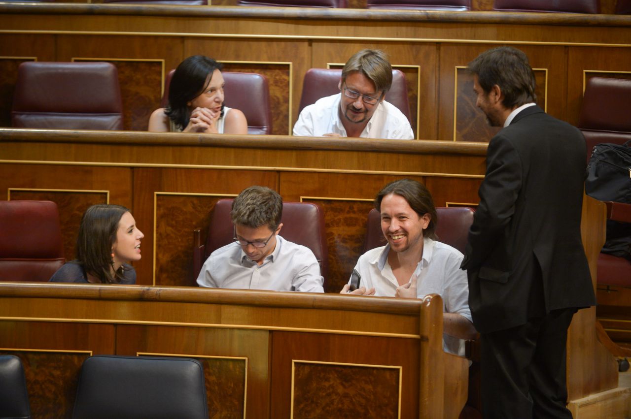 Pablo Iglesias junto a su núcleo duro en el Congreso de los Diputados.