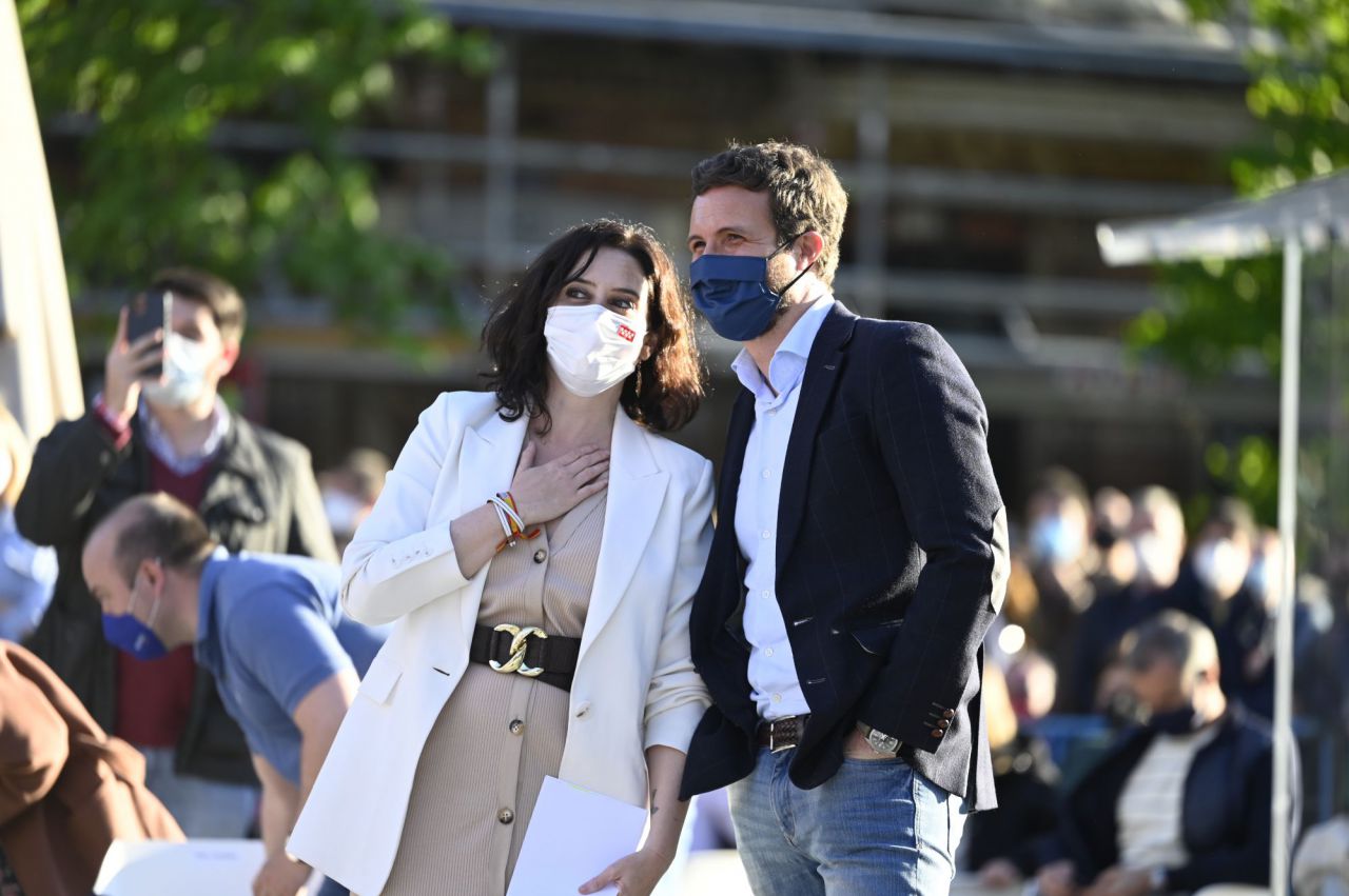 Isabel Díaz Ayuso, candidata del PP a la presidencia de la Comunidad de Madrid, junto a Pablo Casado, líder del PP, durante el acto de inicio de campaña para las elecciones del 4M
