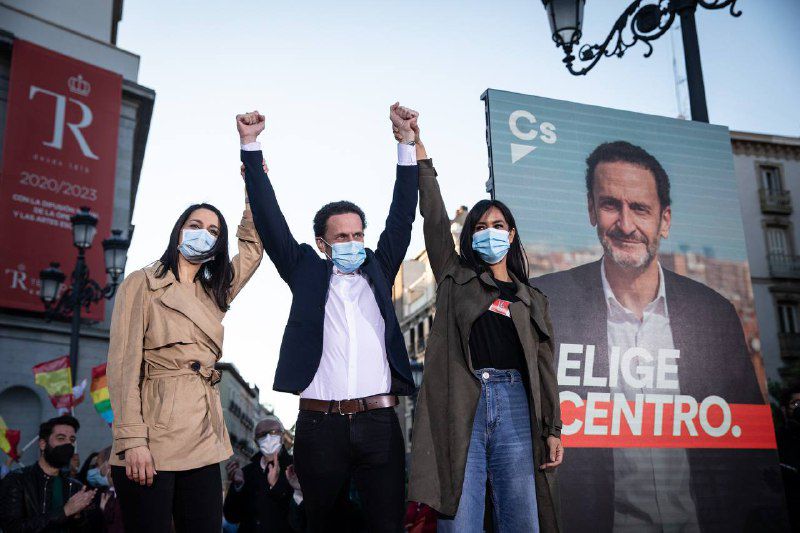 Edmundo Bal, candidato de Ciudadanos a la presidencia de la Comunidad de Madrid, durante la pegada de carteles que da comienzo a la campaña electoral, junto a Inés Arrimadas y Begoña Villacís
