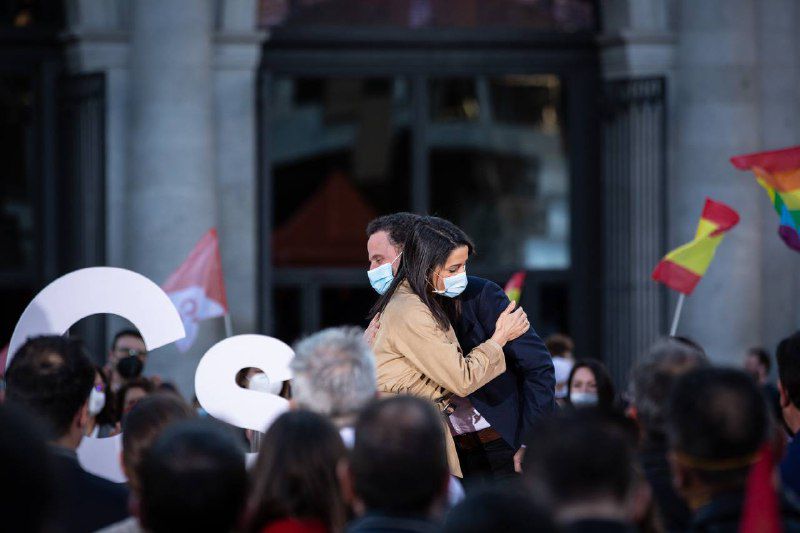 Edmundo Bal, candidato de Ciudadanos a la presidencia de la Comunidad de Madrid, durante la pegada de carteles que da comienzo a la campaña electoral