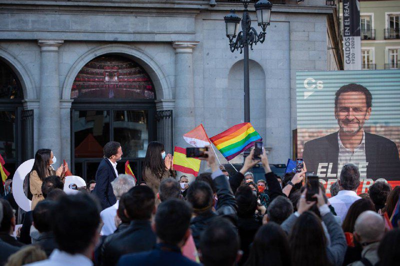 Edmundo Bal, candidato de Ciudadanos a la presidencia de la Comunidad de Madrid, durante la pegada de carteles que da comienzo a la campaña electoral