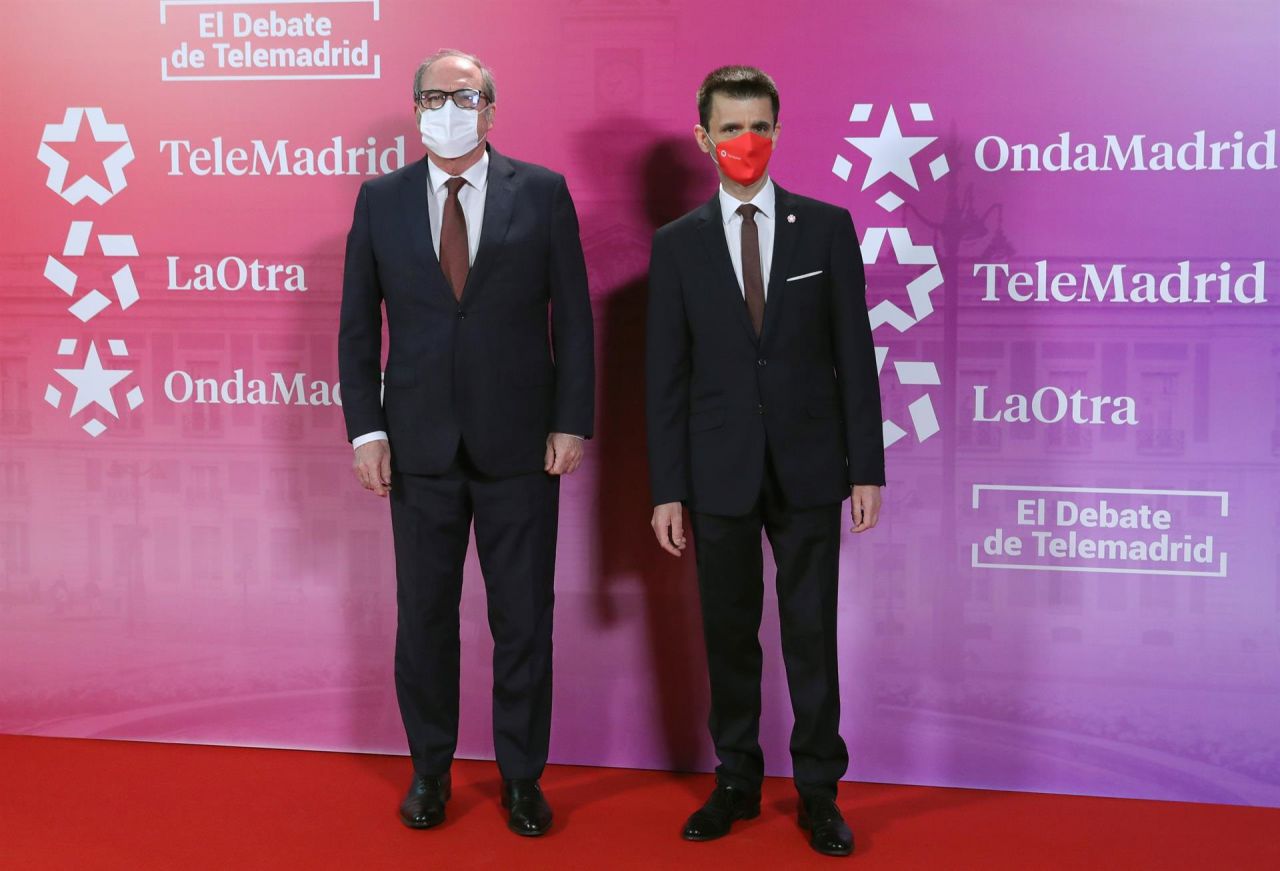 Ángel Gabilondo con el director de Informativos de RTVM, Jon Ariztimuño