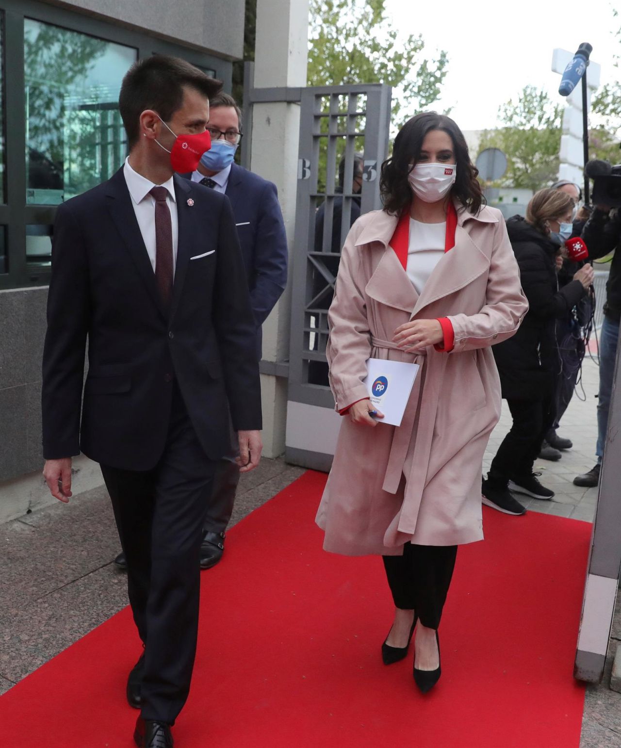 Isabel Díaz Ayuso a su llegada al debate de Telemadrid