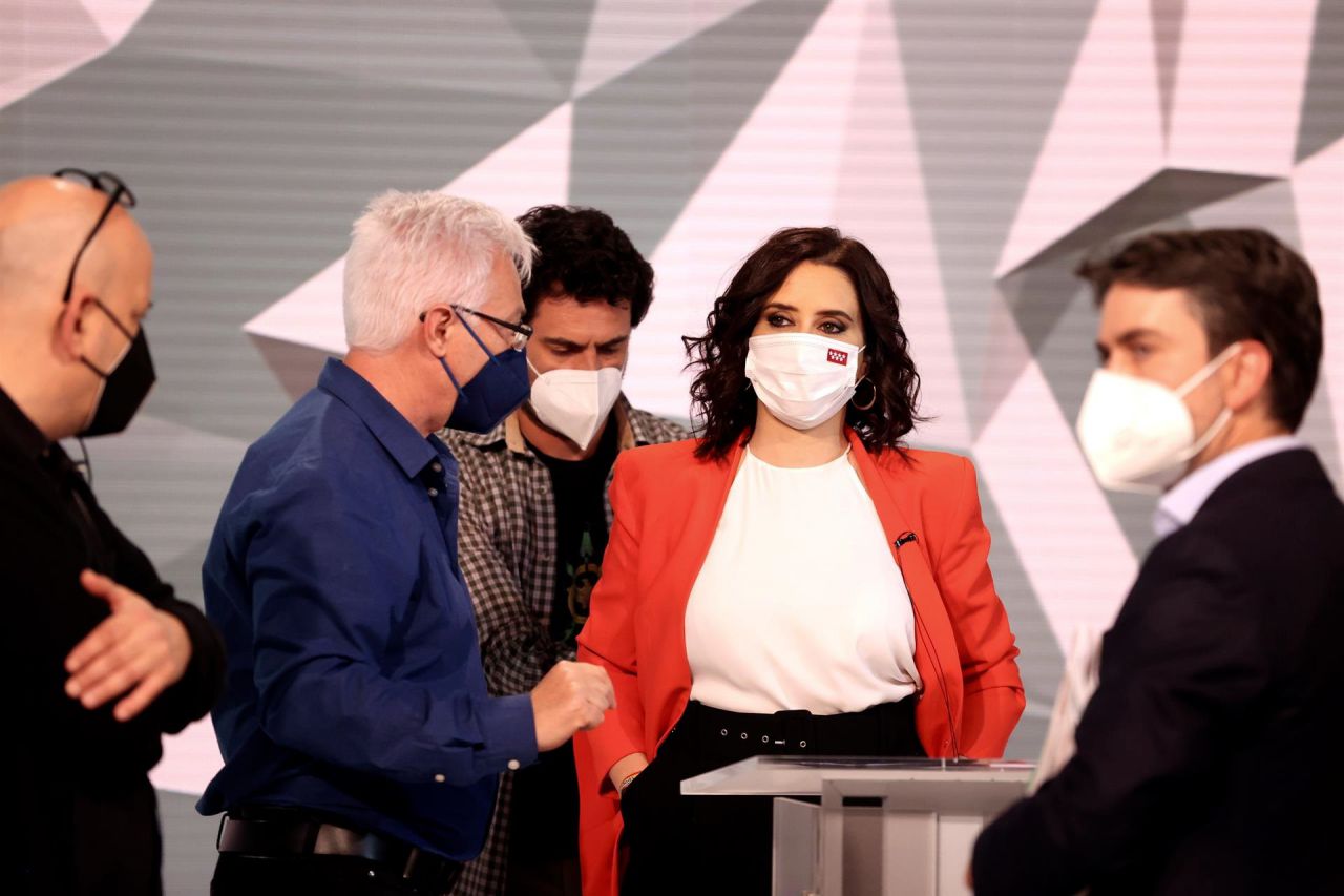 Isabel Díaz Ayuso con los asesores