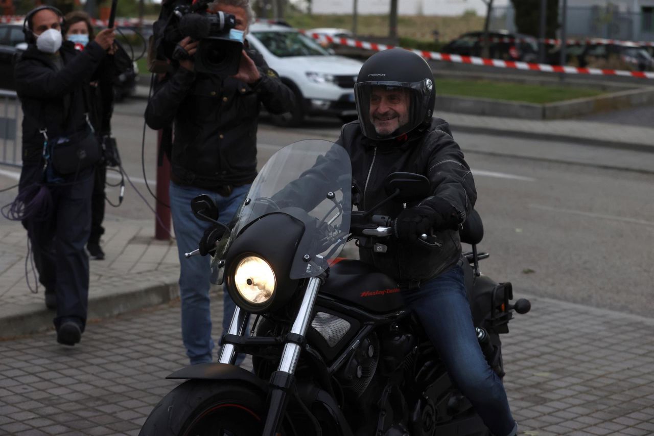 Edmundo Bal llega a Telemadrid en moto