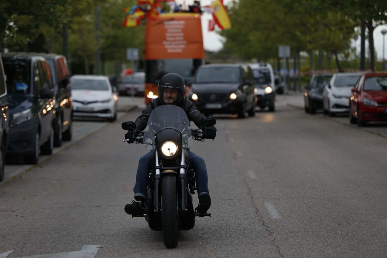 Edmundo Bal, en moto, seguido de un autobús de Ciudadanos