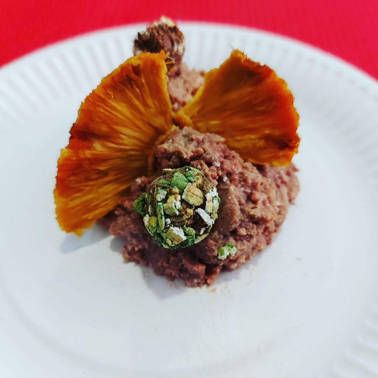 Paté de cordero de Nueva Zelanda con crujiente de piña y espirulina