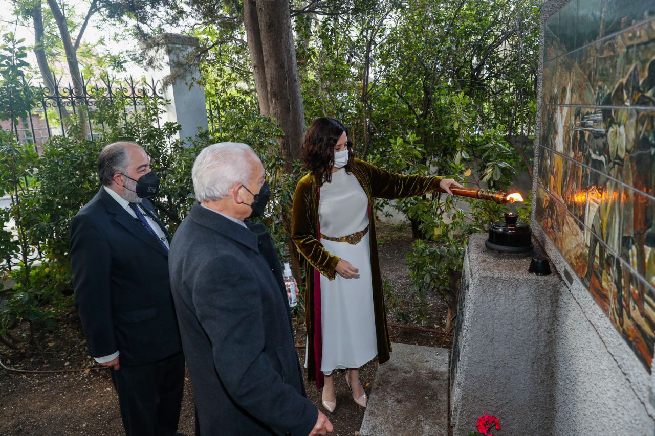 Ayuso preside la ofrenda floral a los Héroes del 2 de Mayo en el Cementerio de la Florida